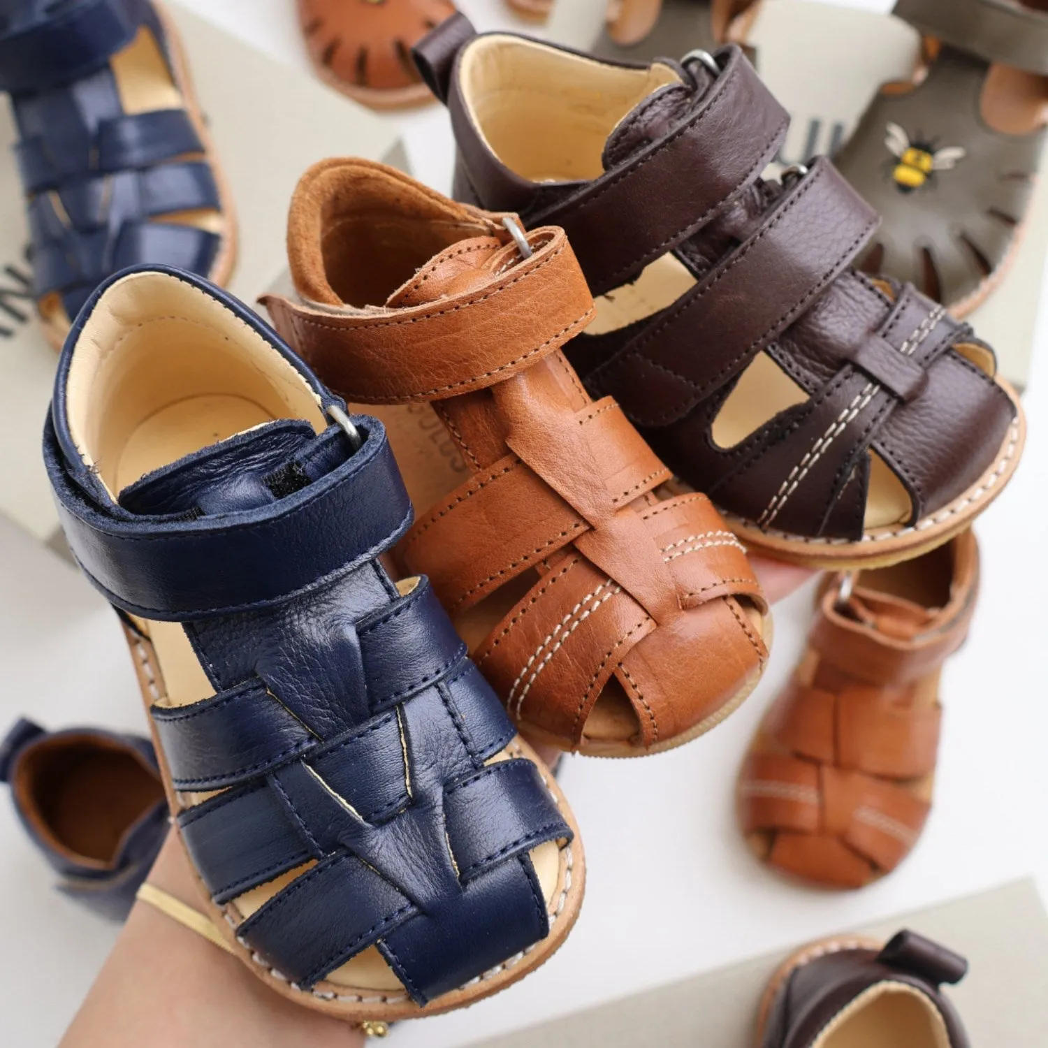 Angulus CAndnac Barnets Frste Sandal Med Kontraststikninger